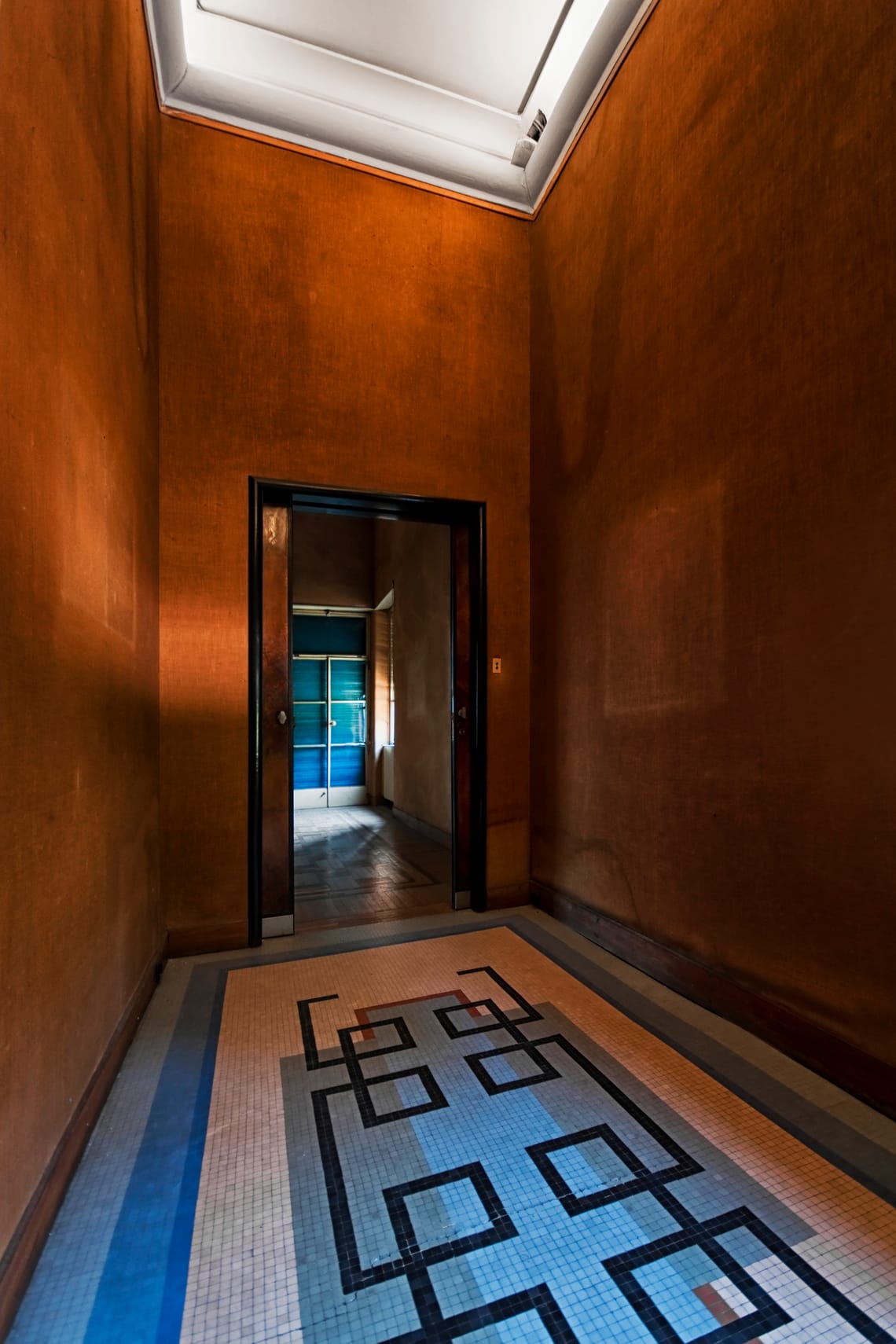 Tempo, luce, movimento: la filosofia nascosta della rotazione architettonica